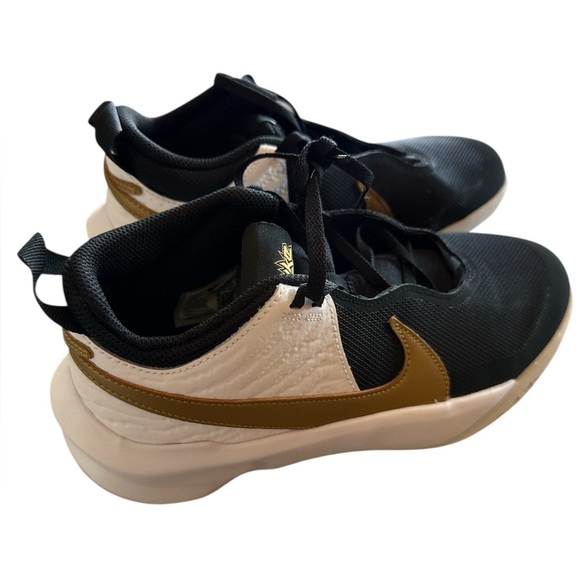 Nike Team Hustle‎ D10 GS 'Black Metallic Gold' CW6735-002 size 7Y NWB - Picture 2 of 8